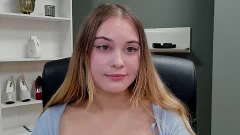 Snapshot of playgirl_valeria chatting on 09/28/25, 06:46 Valeria online show from 09/28/25, 06:46