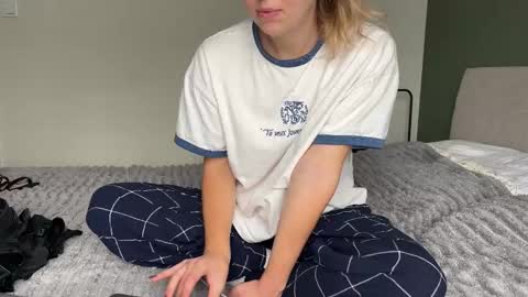 Snapshot of playmestation1 chatting on 10/17/25, 11:46 call me Sara my ONLYFANS online show from 10/17/25, 11:46