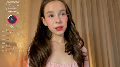 Snapshot of plusvibe chatting on 12/03/24, 07:00 Sophie online show from 12/03/24, 07:00