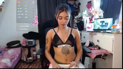 Snapshot of pocahot222 chatting on 10/12/25, 04:22 pocahot222 online show from 10/12/25, 04:22