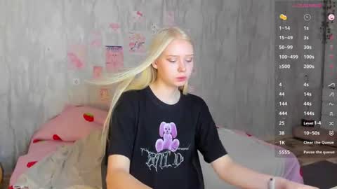 Snapshot of pocet_barbie chatting on 08/08/26, 04:03 Mary online show from 08/08/26, 04:03