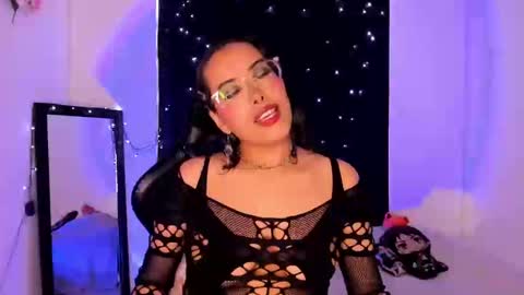 Snapshot of poison_willow chatting on 01/14/25, 05:23 Willow Hours 12pm to 630pm Colombian time FRIDAY AND SUNDAY FREE DAYS online show from 01/14/25, 05:23