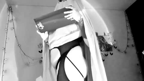 Snapshot of poison_willow chatting on 10/09/25, 05:33 Willow Hours 12pm to 630pm Colombian time FRIDAY AND SUNDAY FREE DAYS online show from 10/09/25, 05:33