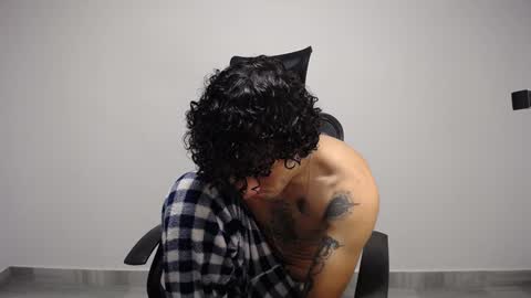 Snapshot of present_the_magic chatting on 12/02/24, 04:31 Plux online show from 12/02/24, 04:31