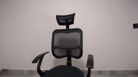 Snapshot of present_the_magic chatting on 12/03/24, 04:25 Plux online show from 12/03/24, 04:25