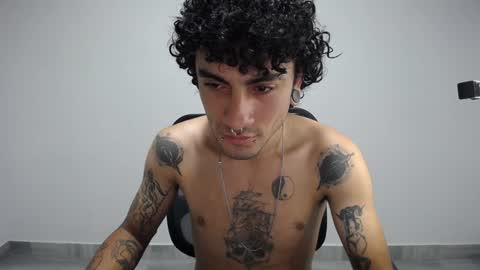 Snapshot of present_the_magic chatting on 12/03/24, 07:32 Plux online show from 12/03/24, 07:32