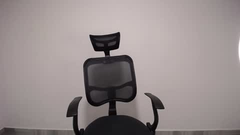 Snapshot of present_the_magic chatting on 12/09/24, 05:40 Plux online show from 12/09/24, 05:40