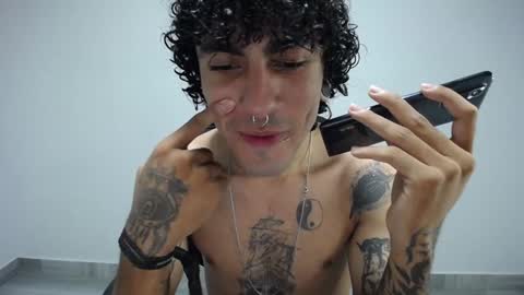 Snapshot of present_the_magic chatting on 01/05/25, 06:02 Plux online show from 01/05/25, 06:02