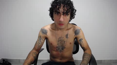 Snapshot of present_the_magic chatting on 01/06/25, 04:47 Plux online show from 01/06/25, 04:47