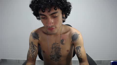 Snapshot of present_the_magic chatting on 01/13/25, 03:23 Plux online show from 01/13/25, 03:23