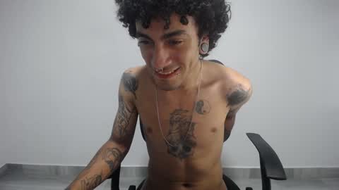 Snapshot of present_the_magic chatting on 01/13/25, 06:27 Plux online show from 01/13/25, 06:27