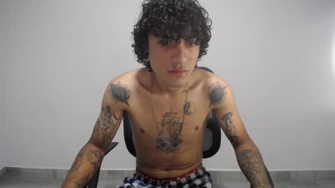 Snapshot of present_the_magic chatting on 01/14/25, 01:15 Plux online show from 01/14/25, 01:15