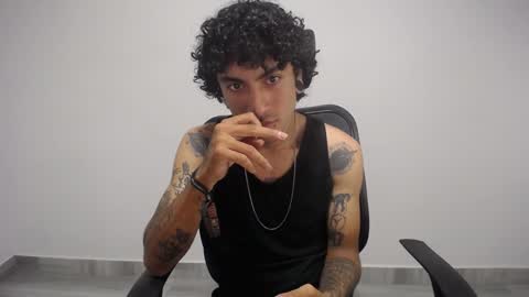 Snapshot of present_the_magic chatting on 01/15/25, 04:57 Plux online show from 01/15/25, 04:57