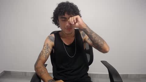 Snapshot of present_the_magic chatting on 01/15/25, 08:20 Plux online show from 01/15/25, 08:20