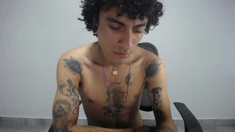 Snapshot of present_the_magic chatting on 01/18/25, 06:56 Plux online show from 01/18/25, 06:56