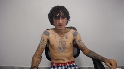 Snapshot of present_the_magic chatting on 01/20/25, 03:26 Plux online show from 01/20/25, 03:26