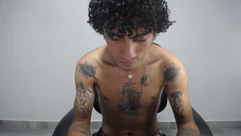 Snapshot of present_the_magic chatting on 01/20/25, 06:31 Plux online show from 01/20/25, 06:31