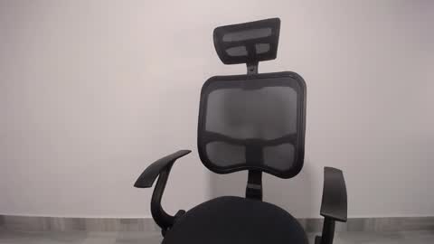 Snapshot of present_the_magic chatting on 01/21/25, 04:10 Plux online show from 01/21/25, 04:10