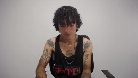 Snapshot of present_the_magic chatting on 01/23/25, 02:44 Plux online show from 01/23/25, 02:44