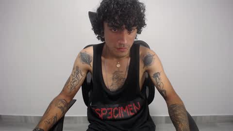 Snapshot of present_the_magic chatting on 01/27/25, 01:16 Plux online show from 01/27/25, 01:16