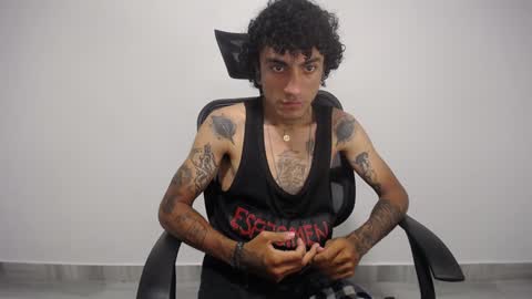 Snapshot of present_the_magic chatting on 01/27/25, 04:20 Plux online show from 01/27/25, 04:20