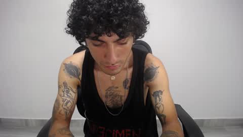 Snapshot of present_the_magic chatting on 01/30/25, 05:52 Plux online show from 01/30/25, 05:52