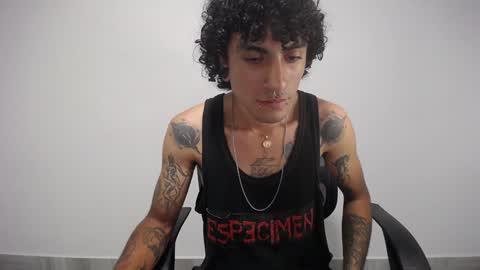 Snapshot of present_the_magic chatting on 02/01/25, 07:26 Plux online show from 02/01/25, 07:26