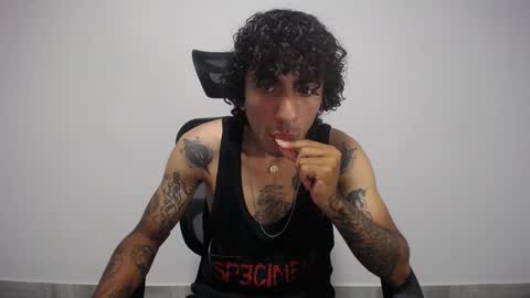 Snapshot of present_the_magic chatting on 02/01/25, 11:37 Plux online show from 02/01/25, 11:37