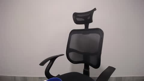 Snapshot of present_the_magic chatting on 02/04/25, 04:05 Plux online show from 02/04/25, 04:05