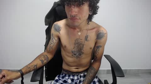 Snapshot of present_the_magic chatting on 02/06/25, 02:11 Plux online show from 02/06/25, 02:11