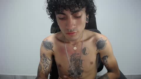 Snapshot of present_the_magic chatting on 02/06/25, 05:14 Plux online show from 02/06/25, 05:14