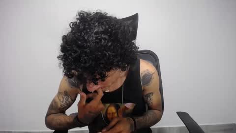 Snapshot of present_the_magic chatting on 02/10/25, 01:57 Plux online show from 02/10/25, 01:57