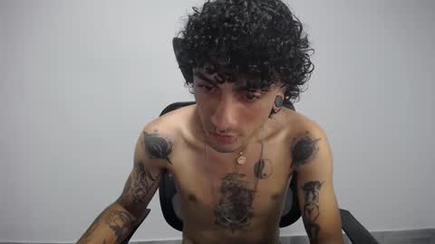 Snapshot of present_the_magic chatting on 02/10/25, 06:56 Plux online show from 02/10/25, 06:56