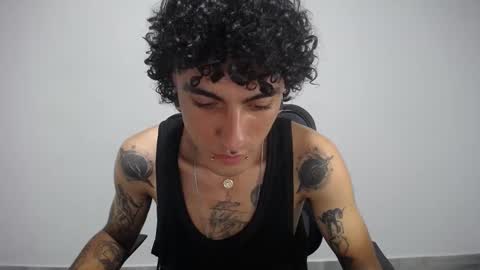 Snapshot of present_the_magic chatting on 02/11/25, 05:37 Plux online show from 02/11/25, 05:37