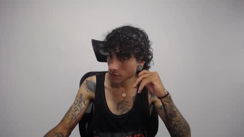 Snapshot of present_the_magic chatting on 02/11/25, 09:03 Plux online show from 02/11/25, 09:03