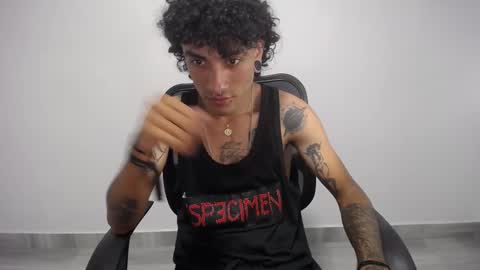 Snapshot of present_the_magic chatting on 02/12/25, 02:24 Plux online show from 02/12/25, 02:24