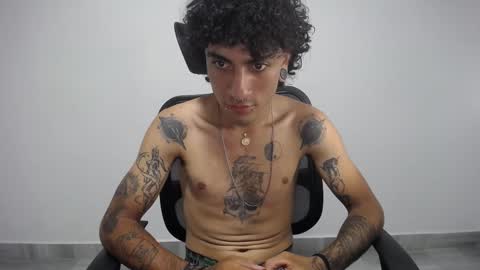 Snapshot of present_the_magic chatting on 02/12/25, 05:26 Plux online show from 02/12/25, 05:26