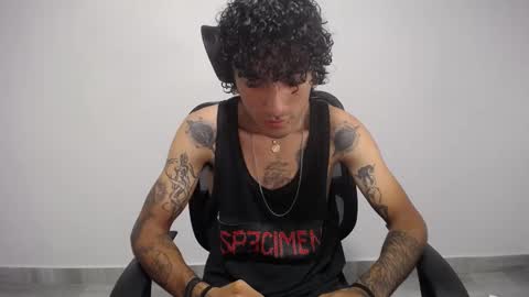 Snapshot of present_the_magic chatting on 02/12/25, 07:35 Plux online show from 02/12/25, 07:35