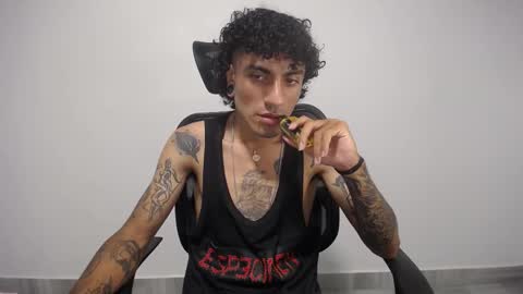 Snapshot of present_the_magic chatting on 02/12/25, 10:37 Plux online show from 02/12/25, 10:37