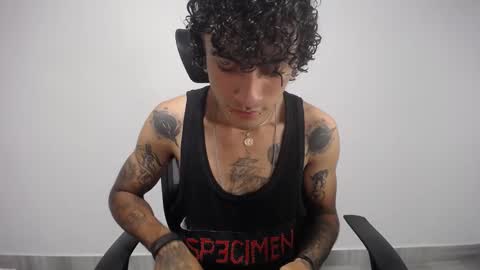 Snapshot of present_the_magic chatting on 02/13/25, 02:56 Plux online show from 02/13/25, 02:56