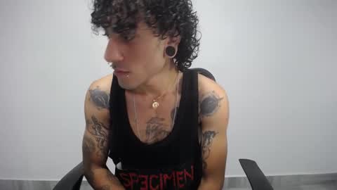 Snapshot of present_the_magic chatting on 02/14/25, 01:34 Plux online show from 02/14/25, 01:34