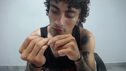 Snapshot of present_the_magic chatting on 02/16/25, 06:54 Plux online show from 02/16/25, 06:54