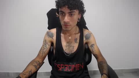 Snapshot of present_the_magic chatting on 02/17/25, 03:47 Plux online show from 02/17/25, 03:47