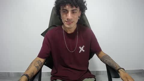 Snapshot of present_the_magic chatting on 02/20/25, 04:50 Plux online show from 02/20/25, 04:50