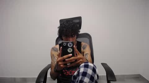 Snapshot of present_the_magic chatting on 02/21/25, 03:01 Plux online show from 02/21/25, 03:01