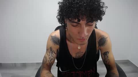 Snapshot of present_the_magic chatting on 02/21/25, 06:07 Plux online show from 02/21/25, 06:07