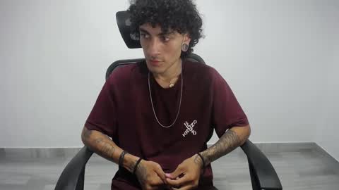 Snapshot of present_the_magic chatting on 02/23/25, 02:29 Plux online show from 02/23/25, 02:29