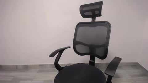 Snapshot of present_the_magic chatting on 02/23/25, 05:34 Plux online show from 02/23/25, 05:34