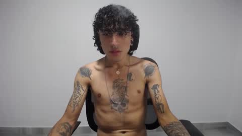 Snapshot of present_the_magic chatting on 02/24/25, 03:12 Plux online show from 02/24/25, 03:12