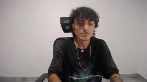 Snapshot of present_the_magic chatting on 02/24/25, 10:25 Plux online show from 02/24/25, 10:25